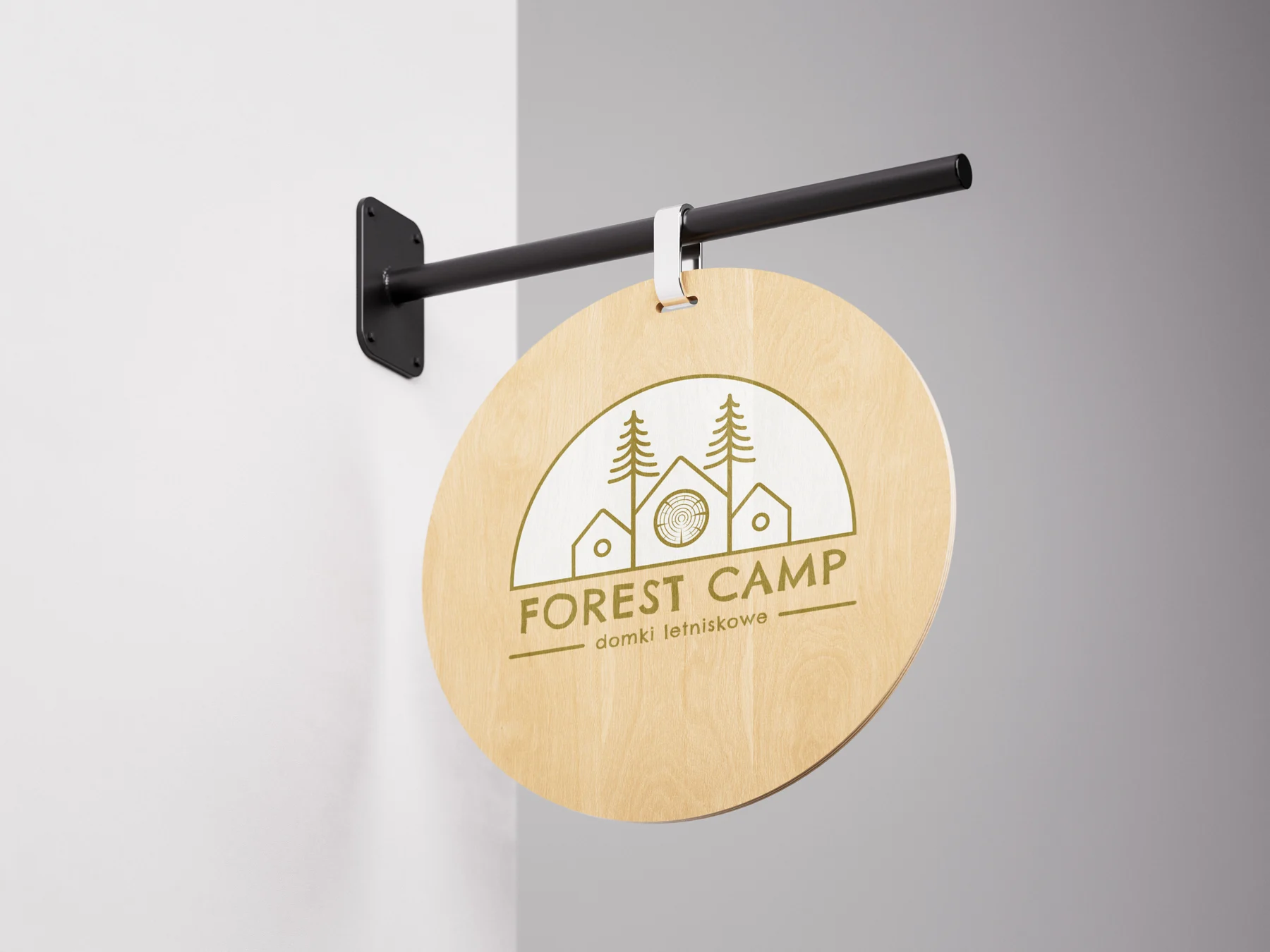 Forest Camp — projekt logo na drewnianym szyldzie